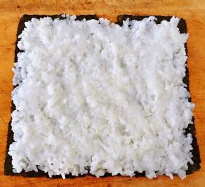 米饭均匀的平铺在海苔上面