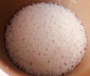 大米饭做好开盖满屋飘香