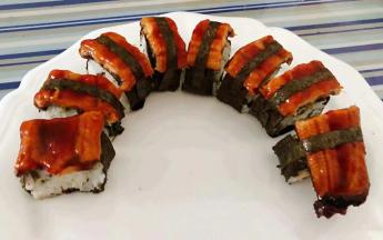 海苔剪成条围着寿司鳗鱼包一圈