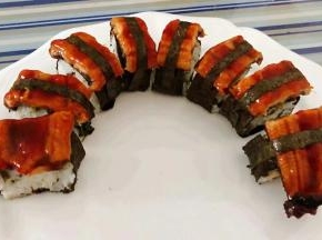 海苔剪成条围着寿司鳗鱼包一圈