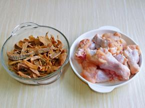 准备食材，笋干提前泡发。