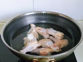 鸡翅根焯水：冷水入锅，大火烧开，煮2分钟，捞出用温水冲洗干净，再淋干水分备用。