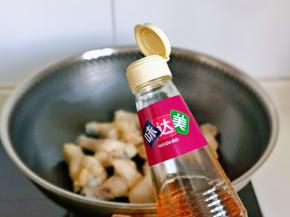 加入料酒去腥。