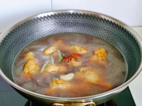 加入纯净水，没过鸡腿为佳。