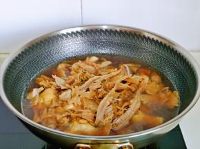 再把泡发的笋干铺在鸡腿上面，大火烧开，转小火炖30分钟左右。