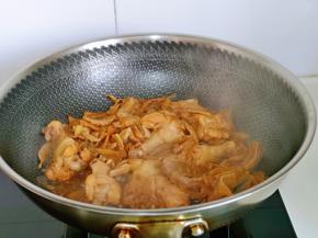 鸡腿烂按个人口味加入盐，大火收汁，建议不要收干，有点汤汁更好吃。