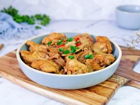 盛出装盘，撒上葱花，红辣椒。