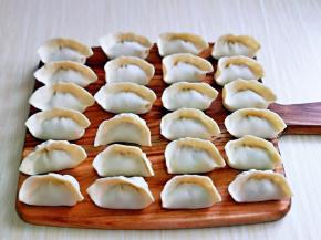 依次包完，这个量我包了两个这么多，吃不完可以速冻，想吃的时候，取出来煮，特别方便。