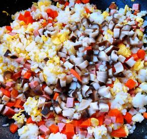 放入胡萝卜、香菇和香肠翻炒均匀