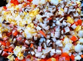 放入胡萝卜、香菇和香肠翻炒均匀