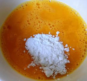 鸡蛋打散放入适量淀粉搅拌均匀这样蛋皮不易碎