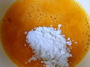 鸡蛋打散放入适量淀粉搅拌均匀这样蛋皮不易碎