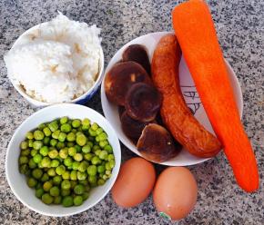 准备原材料米饭、胡萝卜、香菇、青豆、香肠、鸡蛋