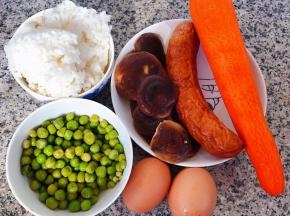 准备原材料米饭、胡萝卜、香菇、青豆、香肠、鸡蛋