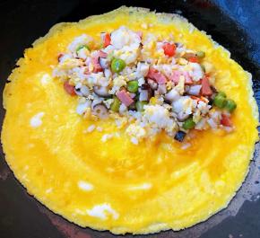 蛋饼九分熟放入时蔬蛋炒饭
