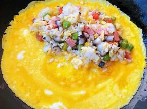 蛋饼九分熟放入时蔬蛋炒饭
