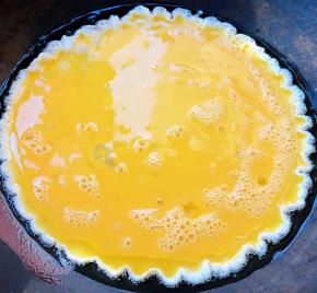 锅中倒入少许油加热倒入三分之二蛋液切记要中小火加热