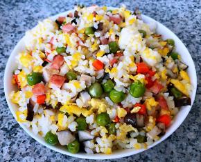 炒好的时蔬炒饭装入盘中备用好香哦