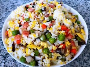 炒好的时蔬炒饭装入盘中备用好香哦