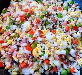 放入青豆同时放入盐和味精调味均匀即可出锅