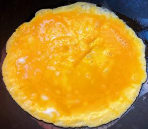 蛋饼基本成形再倒入剩余蛋液涂抹均匀继续中小火加热