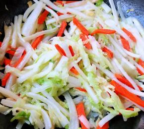 放入盐和味精调味翻炒均匀