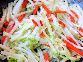 放入盐和味精调味翻炒均匀