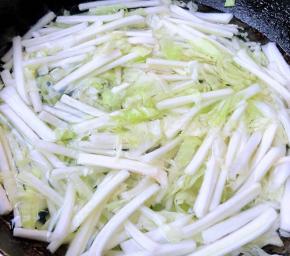 锅中烧开水放入白菜段焯水时间不要过久断生即可捞出立即放入冷水中过凉沥干水份