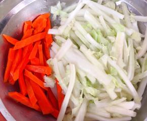 胡萝卜切成小条同样焯水再放入冷水中过凉沥干水份和白菜太放一起备用