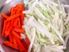 胡萝卜切成小条同样焯水再放入冷水中过凉沥干水份和白菜太放一起备用