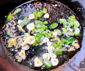 锅中倒入底油加热放入葱姜蒜爆香