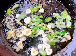 锅中倒入底油加热放入葱姜蒜爆香