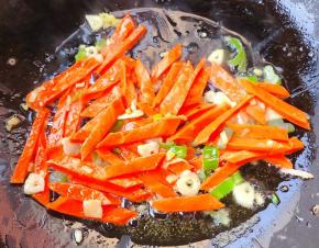 放入胡萝卜条煸香