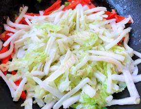 放入白菜条翻炒均匀