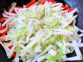 放入白菜条翻炒均匀