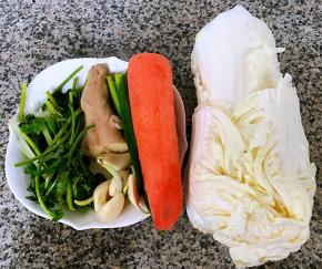  准备原材料白菜、胡萝卜、葱、姜、蒜、香菜