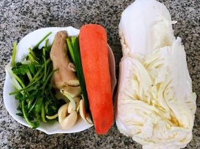  准备原材料白菜、胡萝卜、葱、姜、蒜、香菜