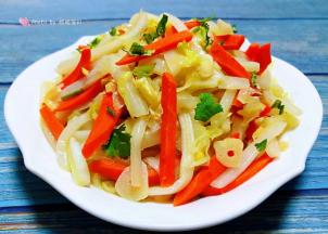  醋溜大白菜装入盘中就大功告成了