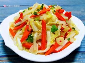  醋溜大白菜装入盘中就大功告成了