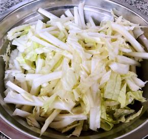 白菜最好取白菜帮切成条状这样做出来的口感更佳