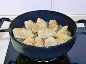 把面粉水倒入锅中，面粉水开始冒大然，转中小火收干即可。