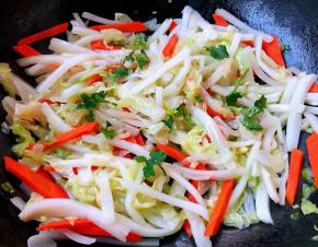 最后撒上香菜提鲜即可出锅享用