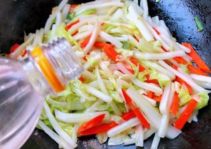 放入醋大火快速翻炒均匀使醋的香气完全散发出来