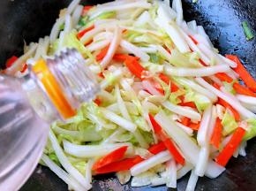 放入醋大火快速翻炒均匀使醋的香气完全散发出来