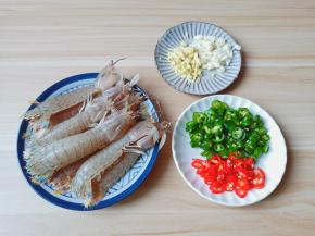 挑选新鲜的皮皮虾。