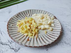 生姜和蒜切成末。