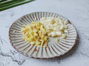 生姜和蒜切成末。