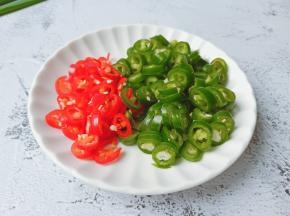 青红辣椒切成辣椒圈。