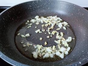 锅加入少许油，倒入切好的生姜大蒜末。