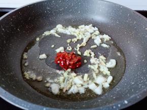 加两勺少郫县豆瓣酱。